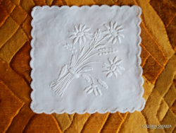 2 DARAB FEHÉR MARGARÉTA KÉZIMUNKA TERÍTŐ GÉPI  KÖRBESZEGETT MÉRET :20 X 20 CM
