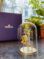 Swarovski Pillangók dísztárgy. Játékos,trópusi színekben pompázó pillangós kiállító harang burával.