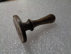 Régi  , stempli , ( pecsétnyomó ) monogrammal  , esztergált  sárgaréz  fogórésszel 4,2 cm