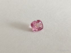 0.62ct Gyönyörűséges, Ragyogó Pink Spinell Ékkő