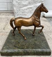 Bronz lószobor márvány talapzaton