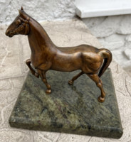 Bronz lószobor márvány talapzaton