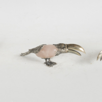 Ezüst miniatűr tukán madár figura rózsakvarccal
