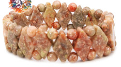 KÜLÖNLEGES ROMBUSZ FORMÁRA CSISZOLT EPIDOT ÁSVÁNY KARKÖTŐ.