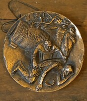 BADACSONYI BORVERSENY JÓZSEF NAPJÁN - BRONZ PLAKETT SZŐLŐ ÉS BOROS HORDÓ DÍSZÍTÉSSEL 11 CM