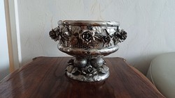 Art Deco Retro stílusú Kézi kalapàlt mint a kovàcsolt vas  !Rózsás kínáló tál fém  1951-ből