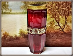 Varázslatos rubin üveg váza, aranyozott rózsa mintával