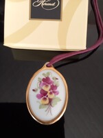 Herendi porcelán nyaklánc kézzel festett árvácska mintával, lila színű zsinórral 1979-ből.