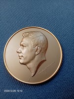 Gagarin dombornyomott asztali bronz, sárgaréz portré emlékérme, plakett  N. Sokolov jelzéssel