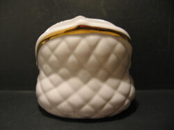Fehér -arany steppelt buksza, pénztárca forma porcelán váza , tartó