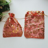 ÚJ, arany színű rózsa mintás piros organza dísztasak, ajándék tasak – kb. 10x13cm