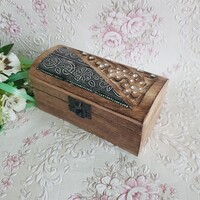 Antique hatású, virág mintás, strasszkövekkel díszített esküvői gyűrűtartó doboz, faládika mohával