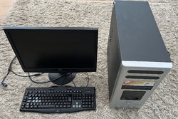 Asztali számítógép billentyűzettel és Fujitsu Siemens LCD monitorral