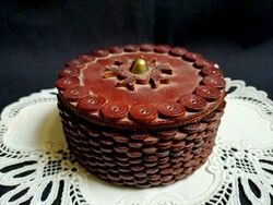 Régi kézzel készült bőr doboz réz gombbal 11 x 5 cm