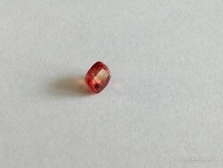 0.60ct Ragyogó, Gyönyörű Tűzpiros Spinell Ékkő