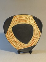 IPARMŰVÉSZETI FALITÁL﻿, FEKETE ALAPON NARANCS ÉS FEHÉR SZÍNŰ SPAGETTI DÍSZÍTÉSŰ FESTETT RETRO KERÁMI
