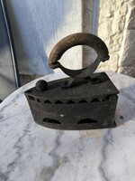 Érdekes nehéz vas öntött vasaló  akàr piknikelni is! Jelzett, monogram