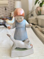 Zsolnay pajzspecsétes cicával játszó kislány eladó!