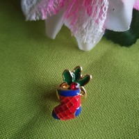 Kitűző, bross BRO120 - Tűzzománcos rácsos (kék) piros zokni 15x20mm