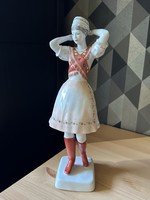 Hollóházi nagyméretű kézzel festett porcelán népviseletes menyecske hibátlan állapotban 30,5 cm