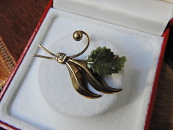 SORRENTO aranyozott ezüst bross jáde kővel