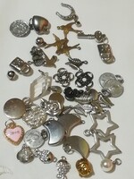 Charm medálok csomagban.