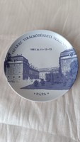 Hollóháza porcelán emléktárgy/tányér, Pápai 1983-as Száraz Virágkötészeti Verseny alkalmából