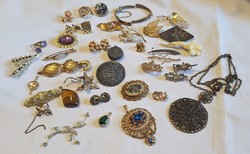 38 db. vintage bizsu ékszer egyben , bross , medál , fülbevaló stb... 25.