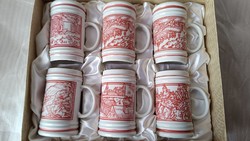 Hollóháza porcelán korsók / sörös korsók, népi életkép ábrázolásokkal, saját dobozában