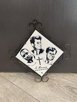 Érdekes csempe emlékkép keretben