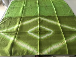 Batikolt selyemkendő élénkzöld színekkel, 86 x 83 cm