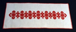 Hímzett vászon erdélyi írásos kézimunka asztal terítő futó medalion minta 90 x 38 cm kalotaszegi
