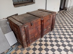 Nagy méretű 100x60x60 vasalt fenyö utazó/katonai láda 1940-es évek