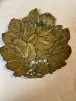 Szőlőlevél kínáló rézből