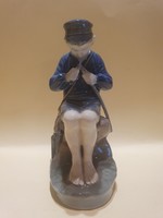 Royal Copenhagen Faragó Fiú Porcelán Figura (905-ös forma szám)