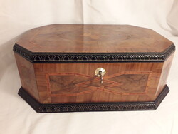 Antik intarziás ökörszemes peremmel fa doboz kulccsal
