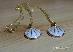 Arany Fehér Színű Tűzzománc Kagyló Medál arany színű metszett szép láncon.