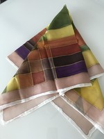 Kézzel festett, aranykontúros selyemkendő, szignált,  88 x 86 cm