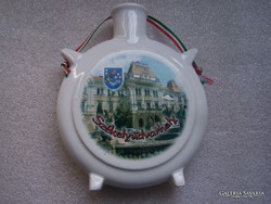 Székelyudvarhelyi emlékkulacs magyar települések feltüntetésével, magyar nemzeti színű szalaggal. Po