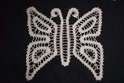Horgolt szalag csipke kézimunka terítő , pillangó kisterítő , lakástextil dekoráció 21 x 20 cm