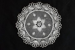 Horgolt csipke kézimunka terítő , kisterítő , lakástextil dekoráció Ø 28 cm