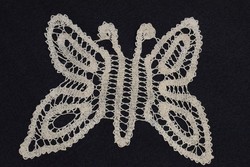 Horgolt szalag csipke kézimunka terítő , pillangó kisterítő , lakástextil dekoráció 21 x 16 cm