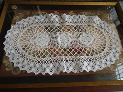 Köpli csipke, gépi vertcsipke:  Átm.:   47 x 26 cm.