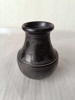 Készletkisöprés! Nádudvari fekete kerámia váza, virágmintás díszítéssel