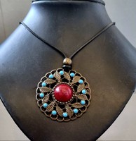 Vintage boho nyaklánc nyakék nagy színes, áttört, levél motívumos medállal