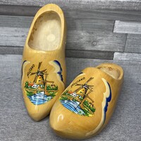 Nagy Holland faragott fapapucsok