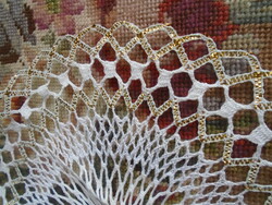 Aranyszegélyes gépi köpli csipke terítőcske 2 cm. átm.