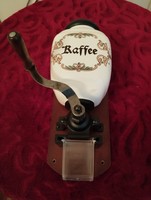 Szép porcelántestű kávédaráló nagyob méretben