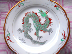 Aprólékos monogrammos  kézzel festett sárkánykígyó porcelán tányéron 19 cm