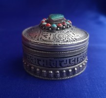 Tibeti ezüst szelence. Hiánytalan féldrágakövekkel.